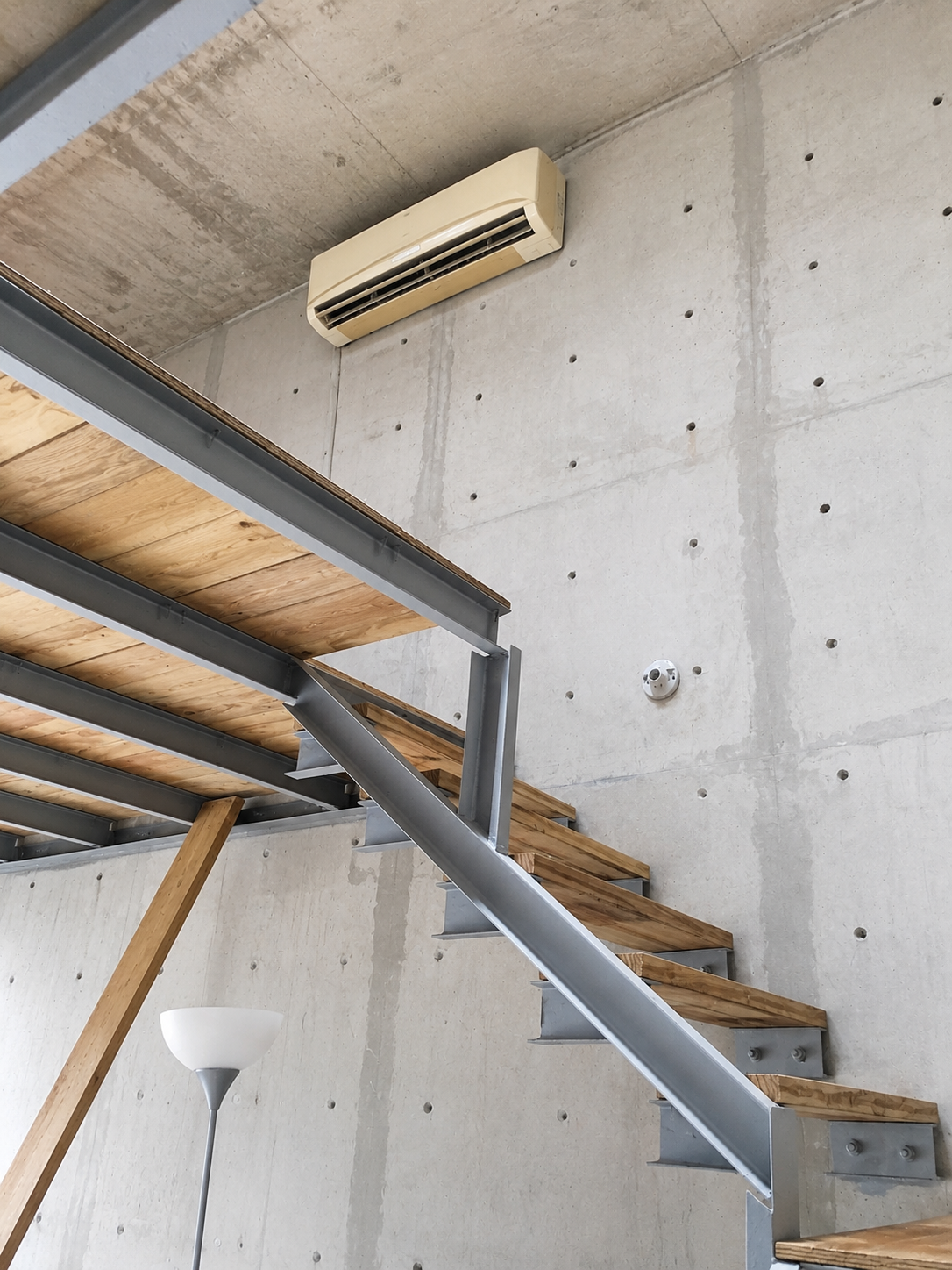 Mezzanine con estructura metálica y aire acondicionado